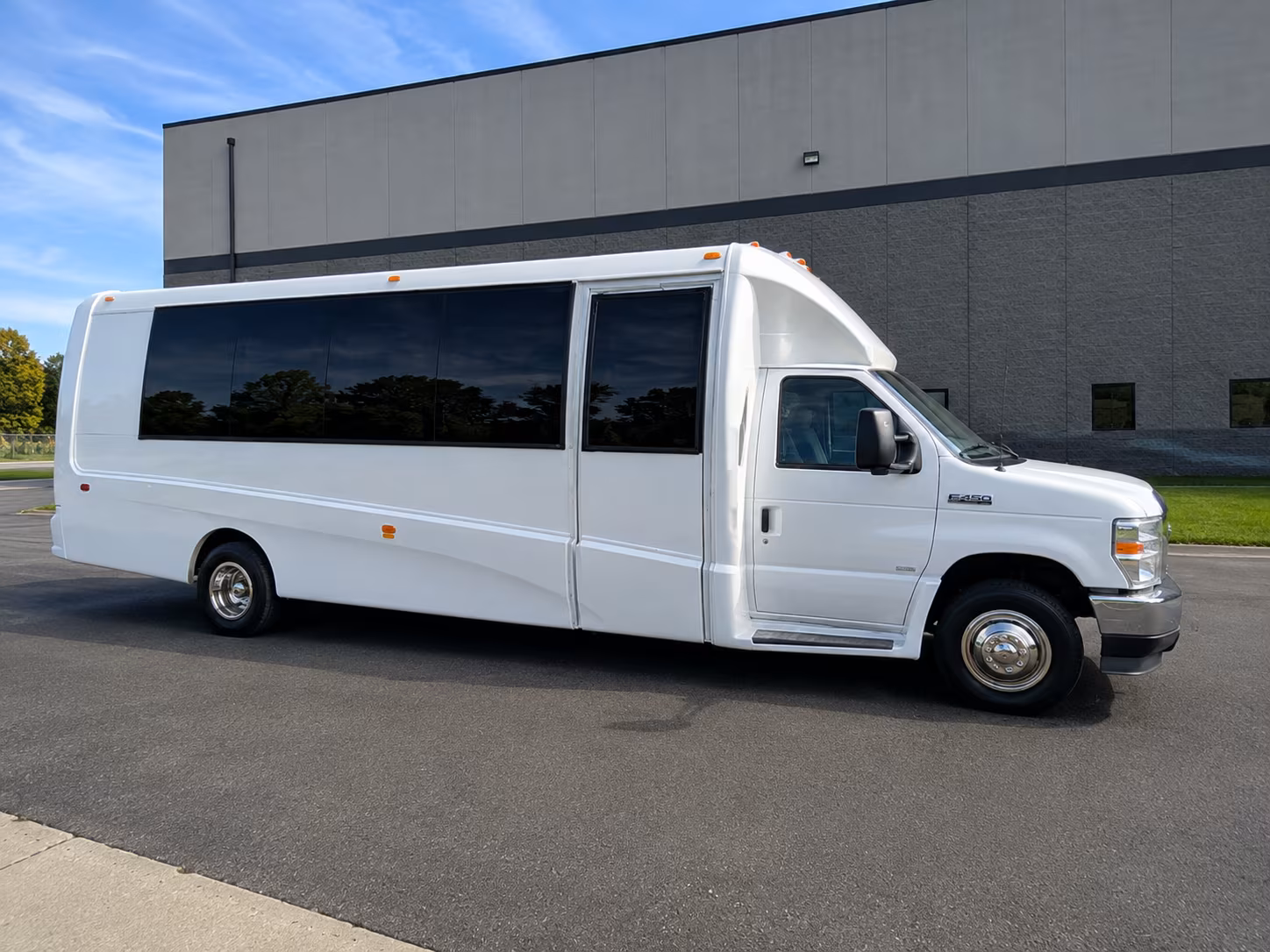 hotel to venue shuttle buses for durham corporate retreats and team events